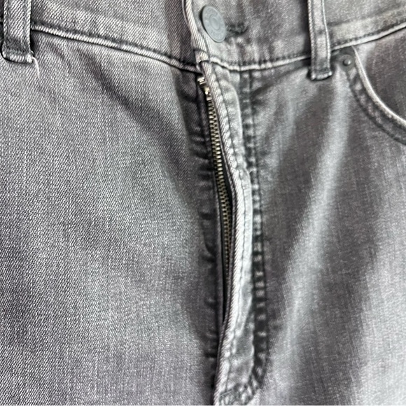 Express Women’s Super High Rise Mom Jean - Picture 3 of 12